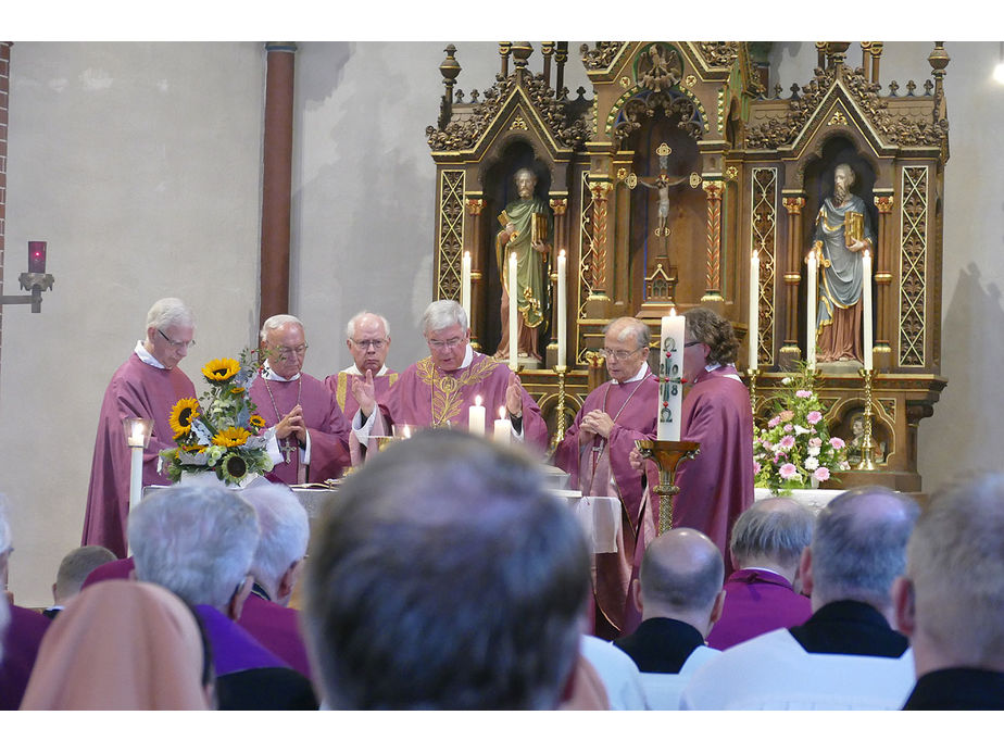 Pontifikalrequiem und Beisetzung von Weihbischof em. Johannes Kapp (Foto: Karl-Franz Thiede)